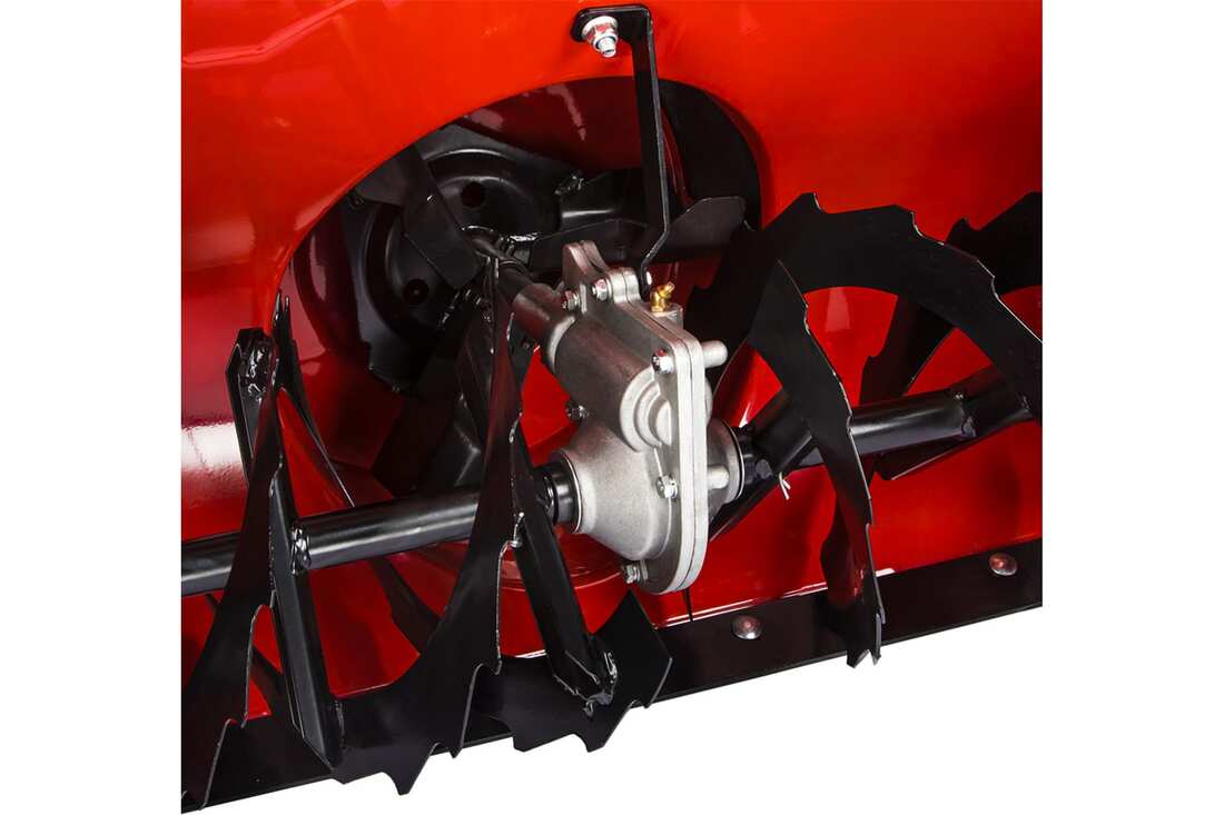 Снегоуборщик бензиновый DDE ST7066E(двиг7,0л.с. захват 26'' 5 вперёд/1 назад колёса 13" эл.старт LED