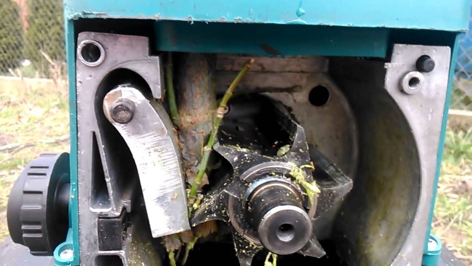 Makita UD2500 Измельчитель веток 2,5кВт,до45мм,фреза 40об/мин,контейнер 67л,колеса для трансп.