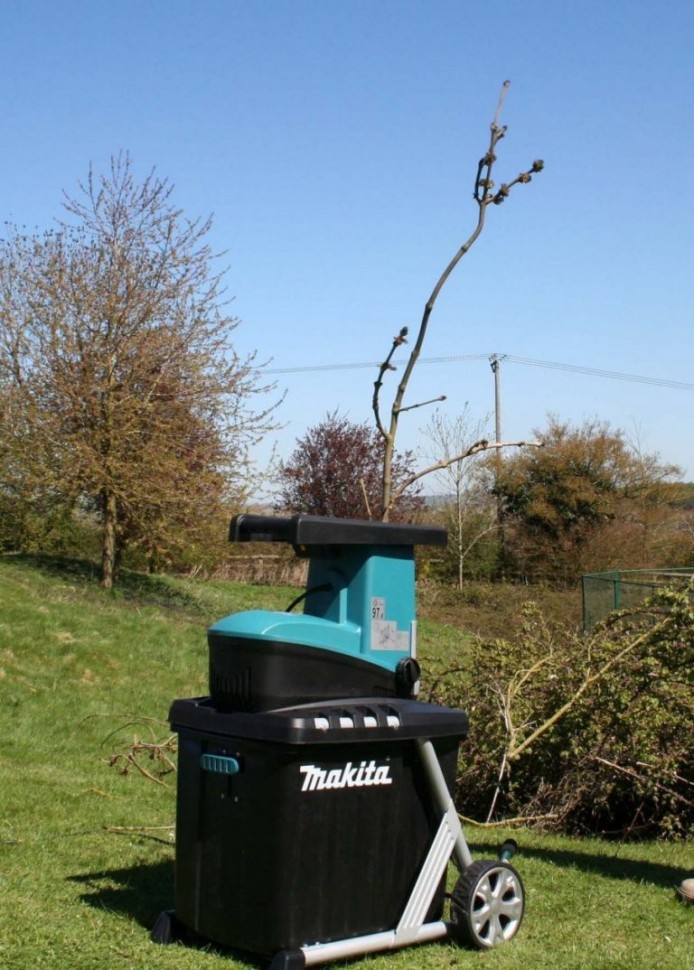 Makita UD2500 Измельчитель веток 2,5кВт,до45мм,фреза 40об/мин,контейнер 67л,колеса для трансп.