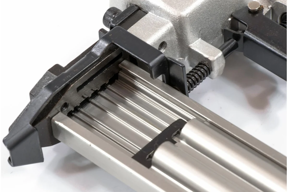 Нейлер пневматический для гвоздей от 10 до 32 мм// Matrix